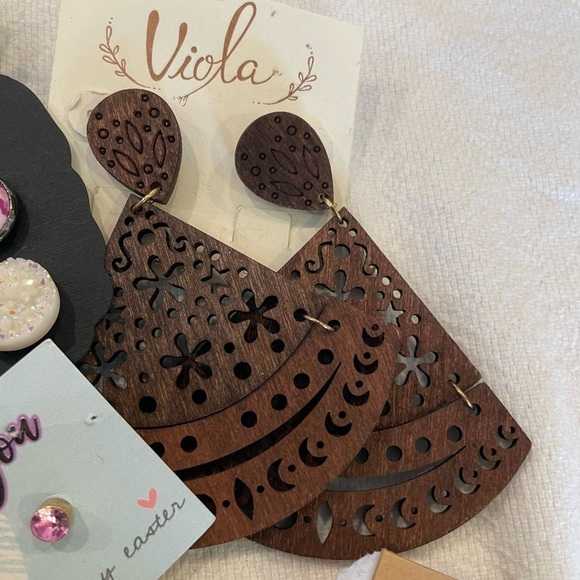 10 pairs earrings new on cards and 2 rings bold large wrapped wooden hoops - Picture 9 of 14